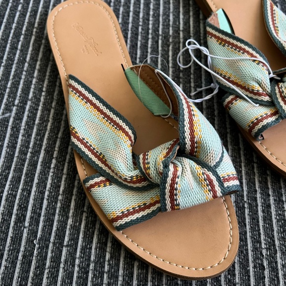 NWT Universal Thread slippers - Picture 3 of 6